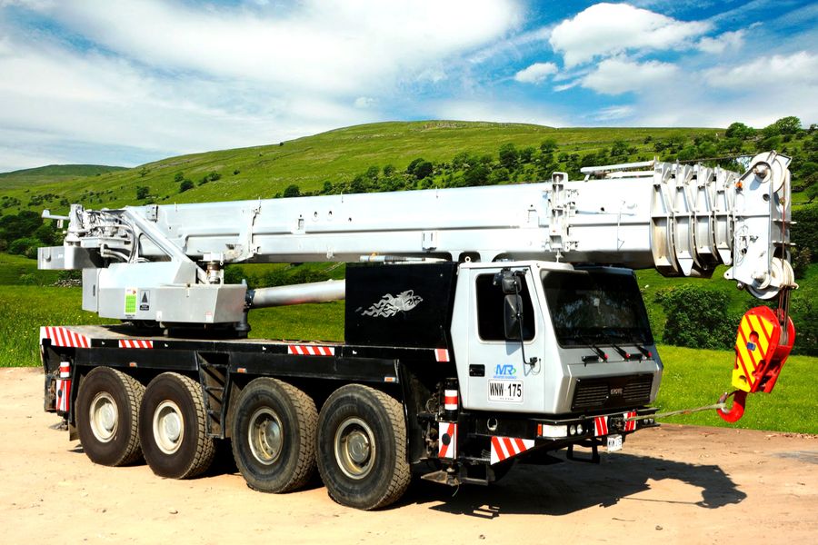 Grúa telescópica de 130 toneladas de Meneses Ramirez SAS