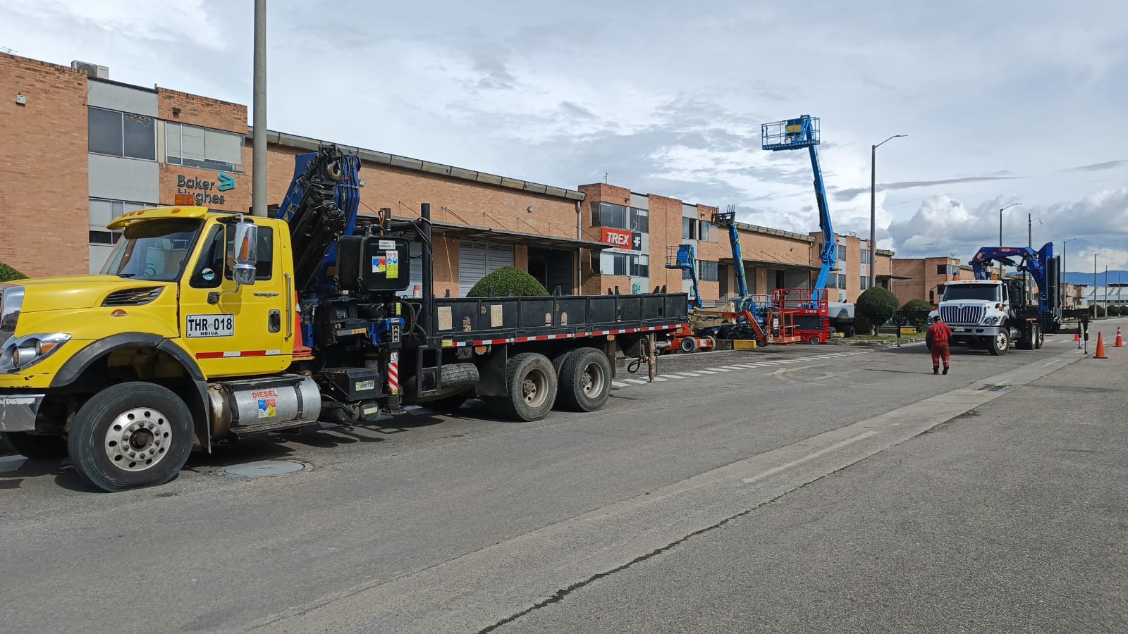 Grúa articulada en operación industrial