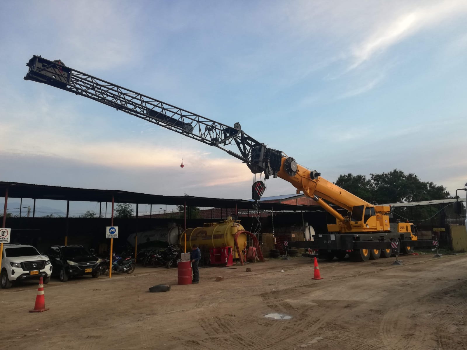 Grúa con boom extendido sobre estructura
