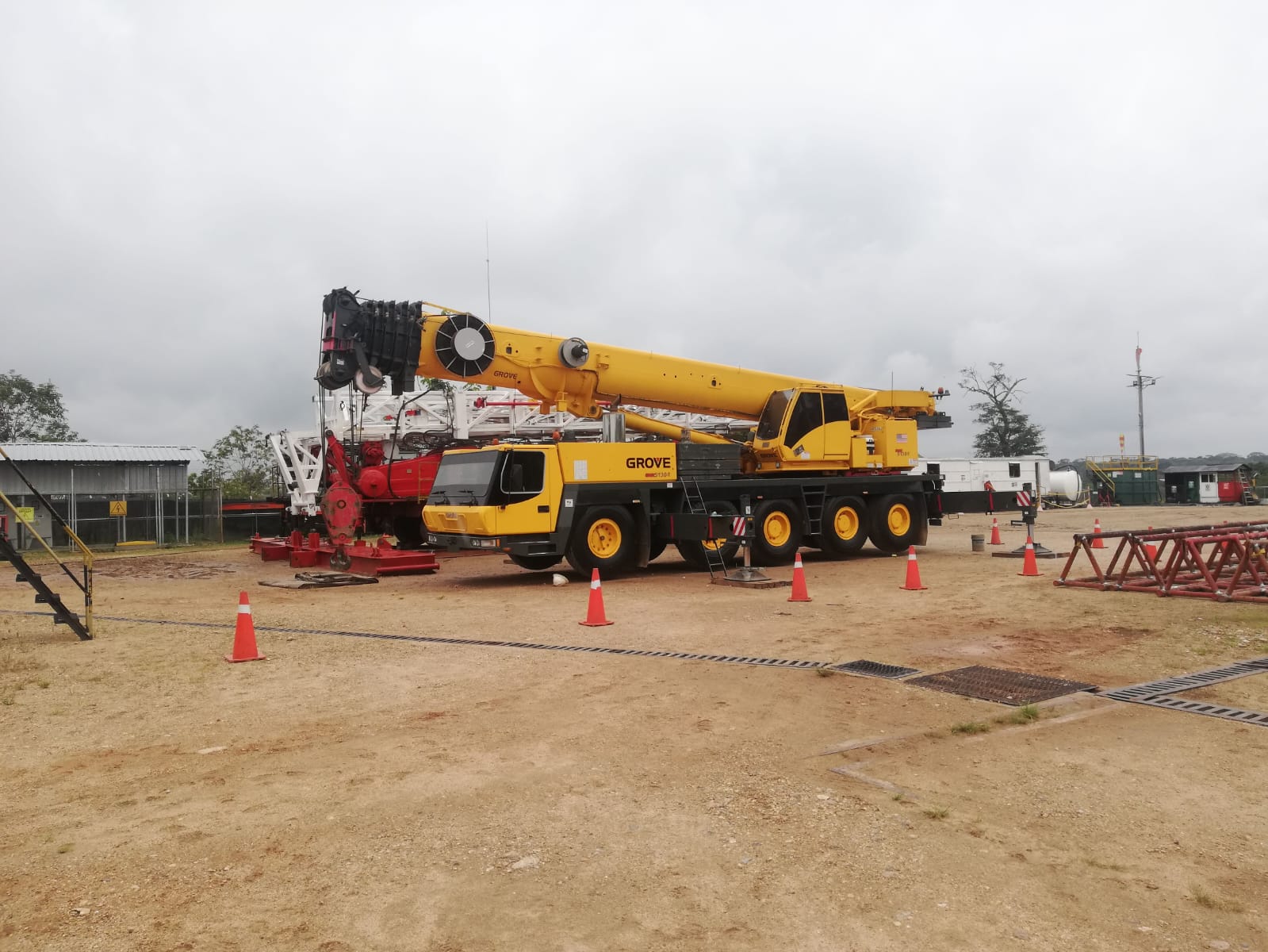 Grúa izando compresor industrial